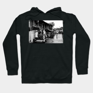 Pluie dans une rue en noir & blanc Hoodie